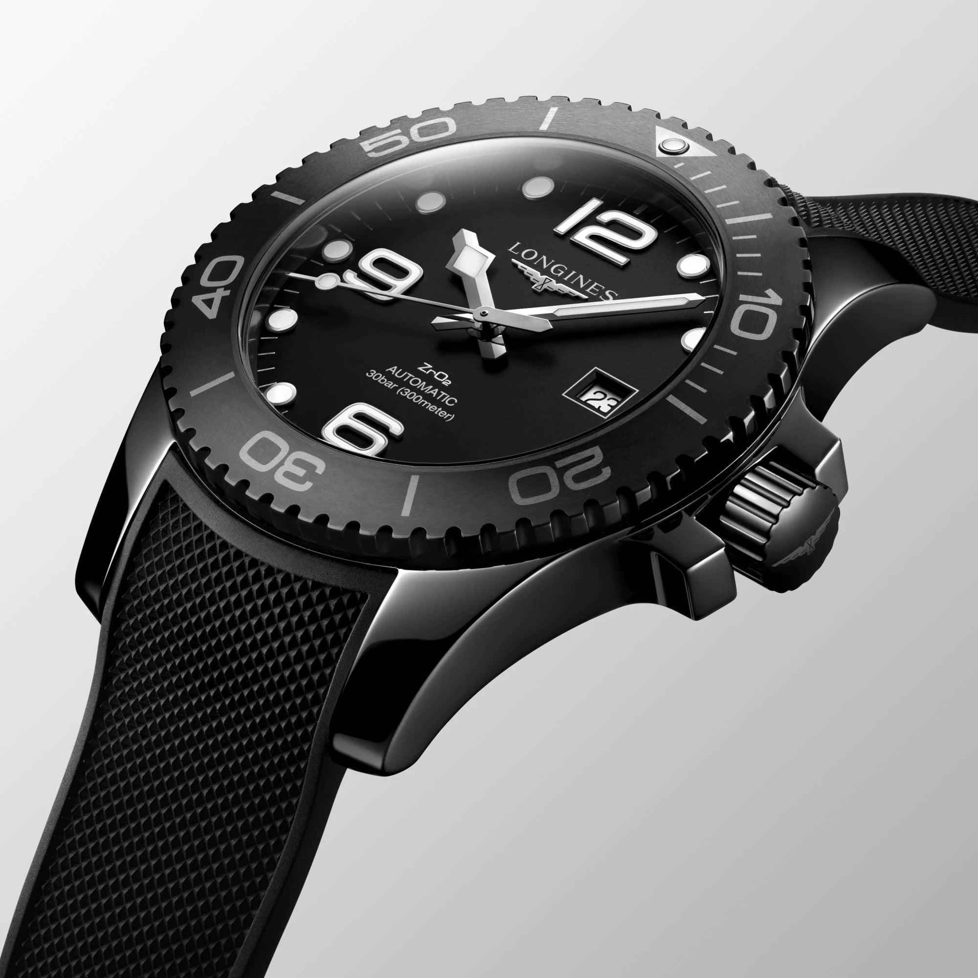 Orologio uomo Longines HydroConquest con lunetta dentellata nera e quadrante nero