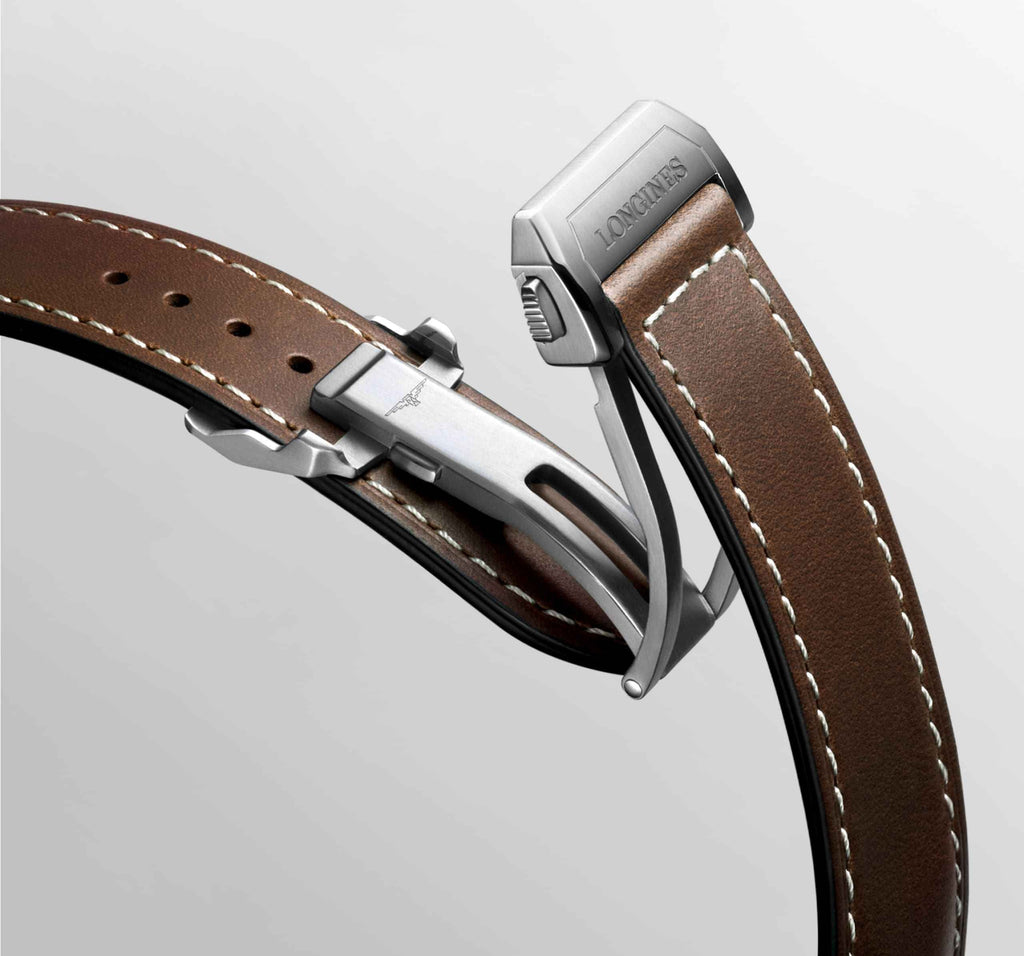 Chiusura dell’orologio Longines con cinturino pelle marrone e fibbia in acciaio