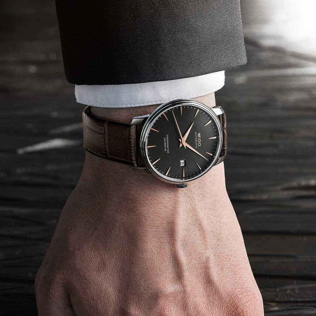 Orologio Mido automatico al polso, quadrante nero e cinturino in pelle marrone