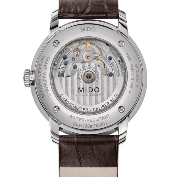 Orologio con fondello in vetro e movimento visibile, cinturino in pelle marrone.