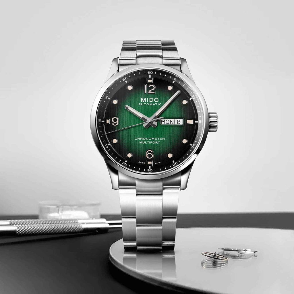 Orologio Mido con quadrante verde, cinturino acciaio e datario MON 8