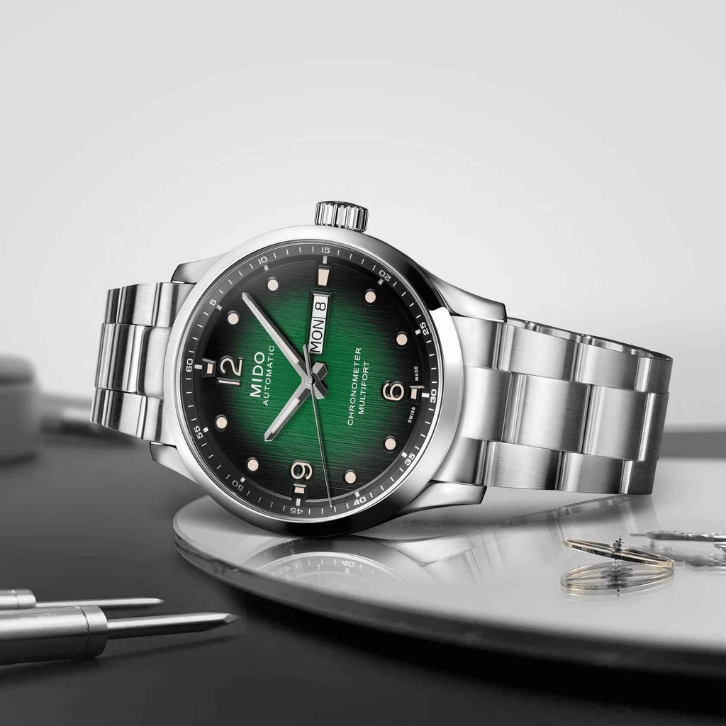 Orologio Mido Multifort con quadrante verde e bracciale in acciaio, vista laterale