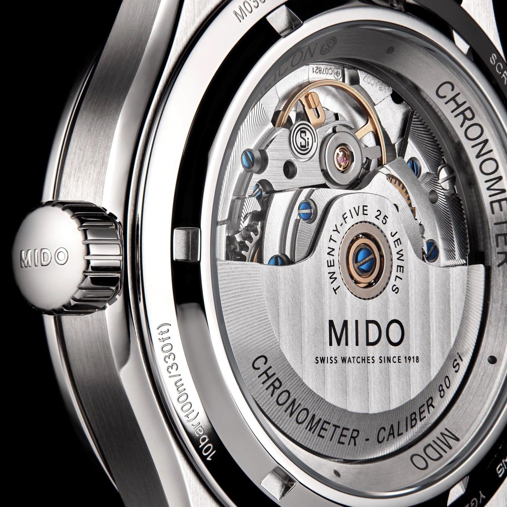 Orologio con movimento a vista, meccanismo in acciaio e dettagli blu, fondello