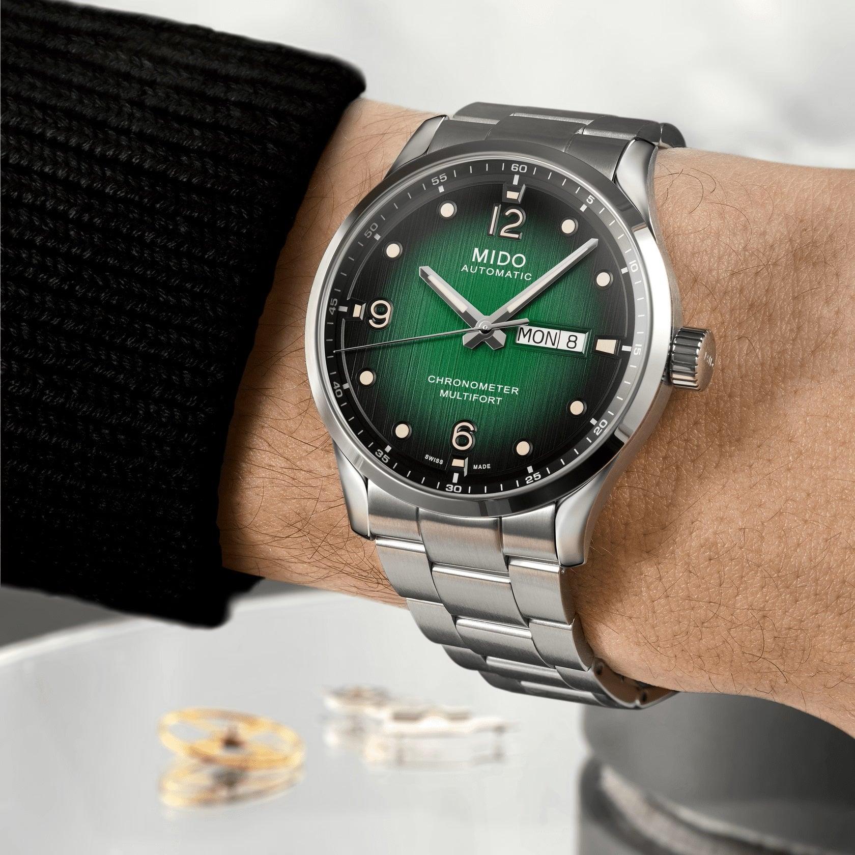 Orologio da polso con quadrante verde scuro, indici e lancette, cinturino in acciaio