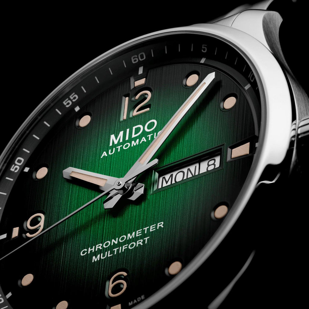 Orologio con quadrante verde scuro, lancette e numeri, data MON 8 visibile