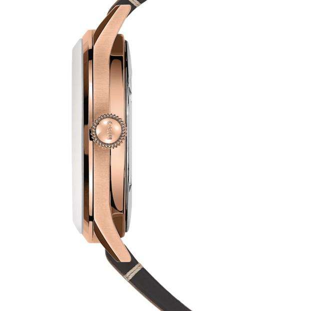 Orologio automatico di lato: cassa rosé e corona laterale su cinturino in pelle marrone.