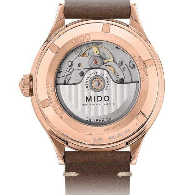 Orologio automatico: fondello con meccanismo visibile, cassa rosé e cinturino in pelle marrone.