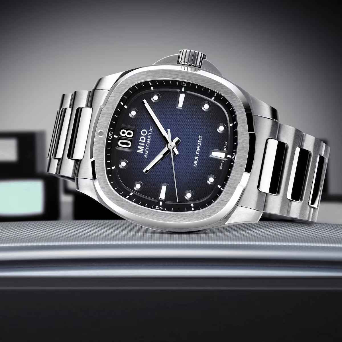 Orologio Mido Multifort con bracciale d’acciaio e quadrante blu scuro