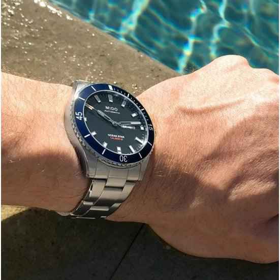 Orologio da polso Mido Ocean Star con bracciale d’acciaio e quadrante blu, datario MON 8