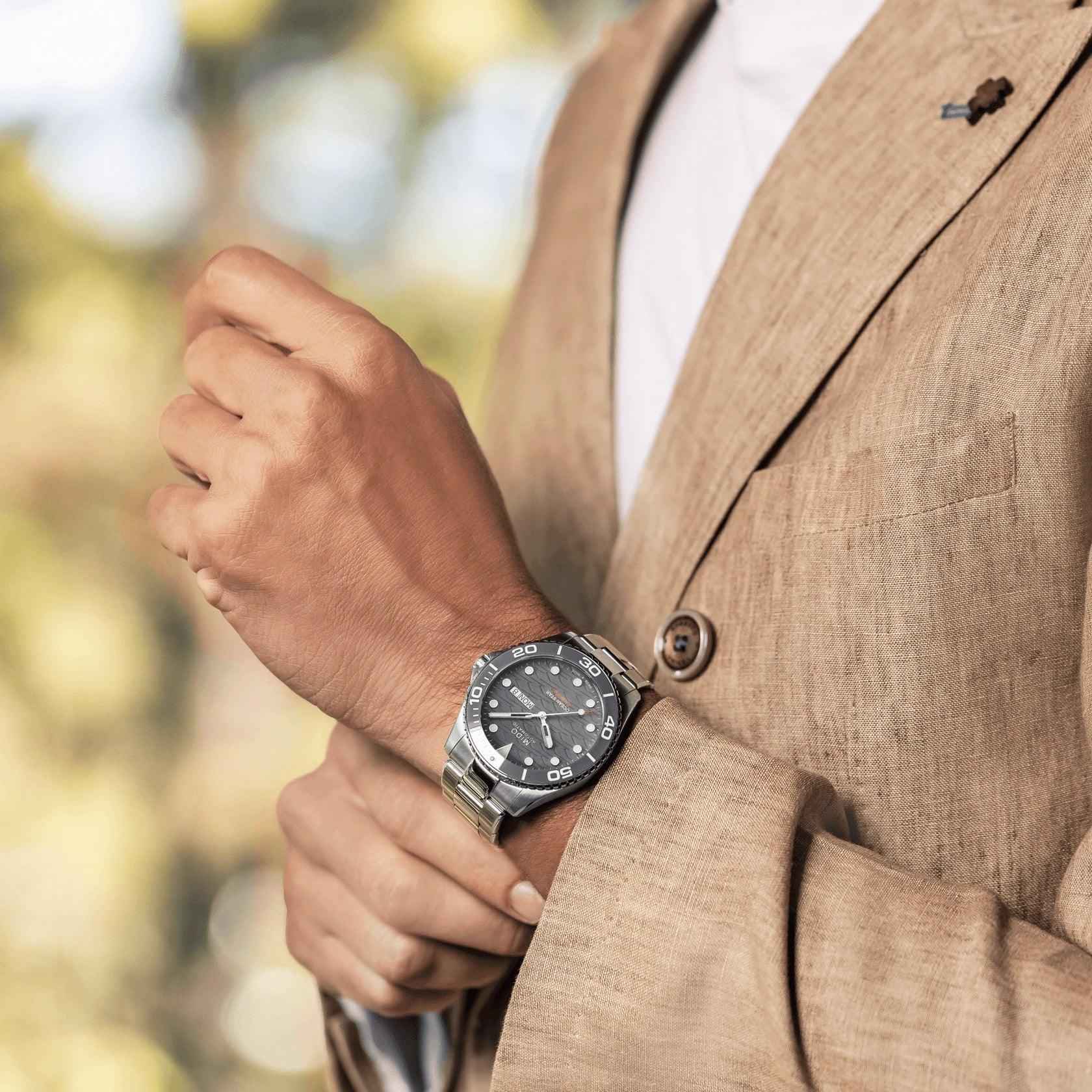 Orologio Mido Ocean Star sull’avambraccio, acciaio grigio e quadrante nero automatico