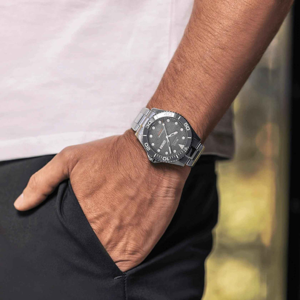 Orologio Mido Ocean Star al polso, cassa acciaio grigia e quadrante nero con indici