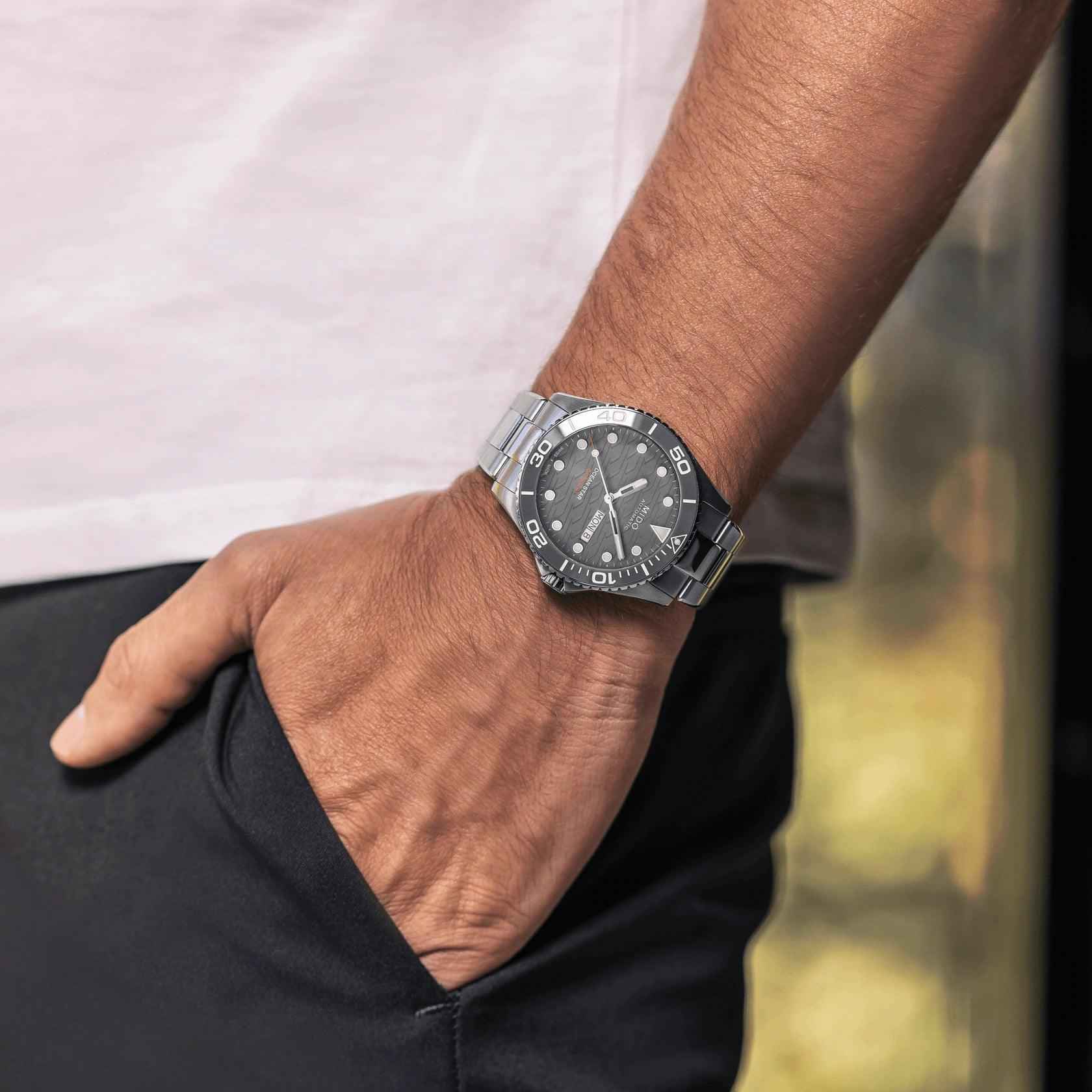 Orologio Mido Ocean Star al polso, cassa acciaio grigia e quadrante nero con indici