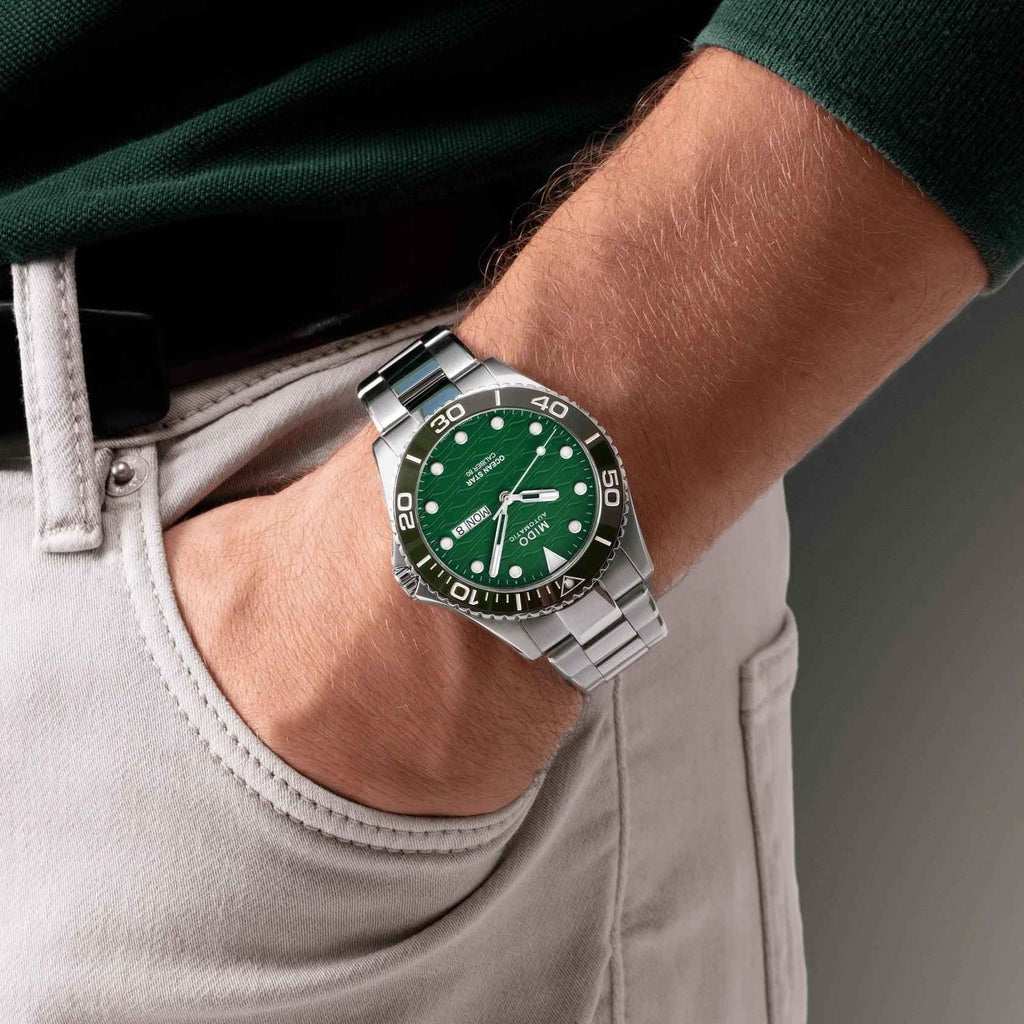 Orologio automatico verde in acciaio sul polso, quadrante subacqueo con datario