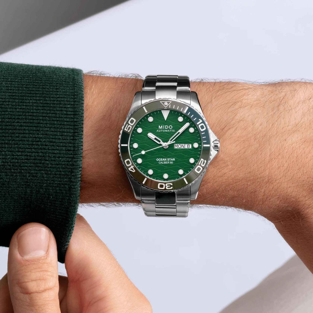 Orologio automatico verde in acciaio, quadrante subacqueo con MON 8