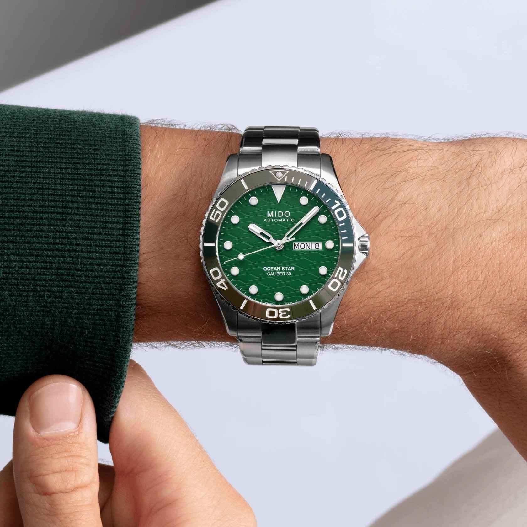 Orologio automatico verde in acciaio, quadrante subacqueo con MON 8