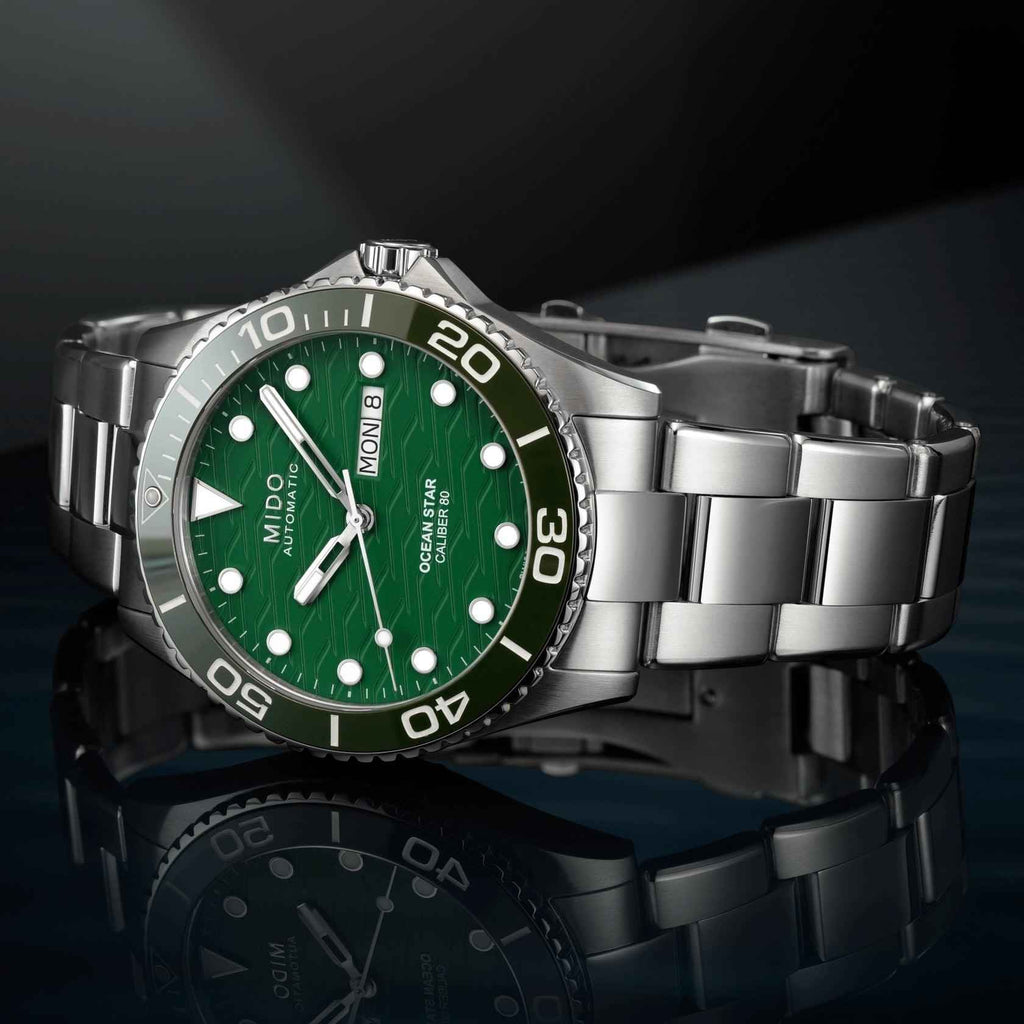Orologio subacqueo automatico verde in acciaio con lunetta e datario MON 8