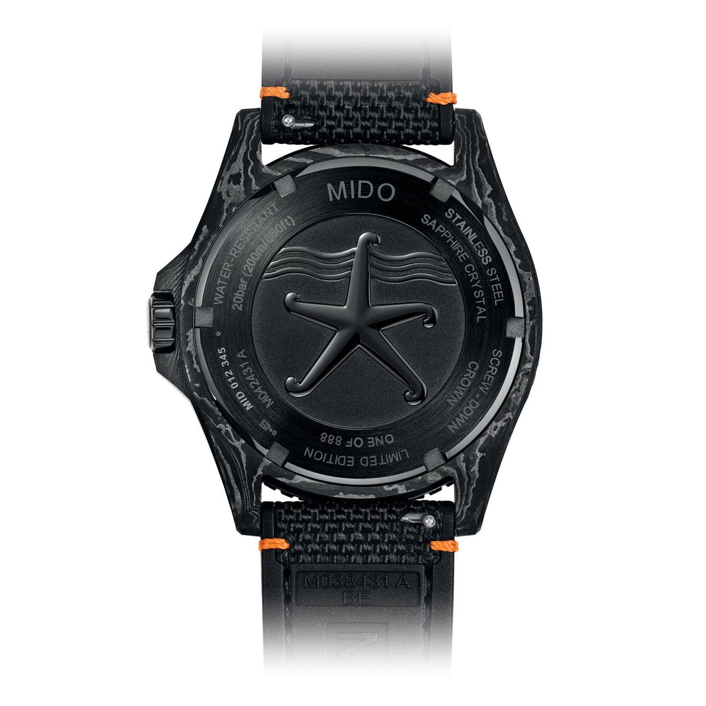 Orologio nero visto dal fondello con stella incisa e marcature sul retro in acciaio