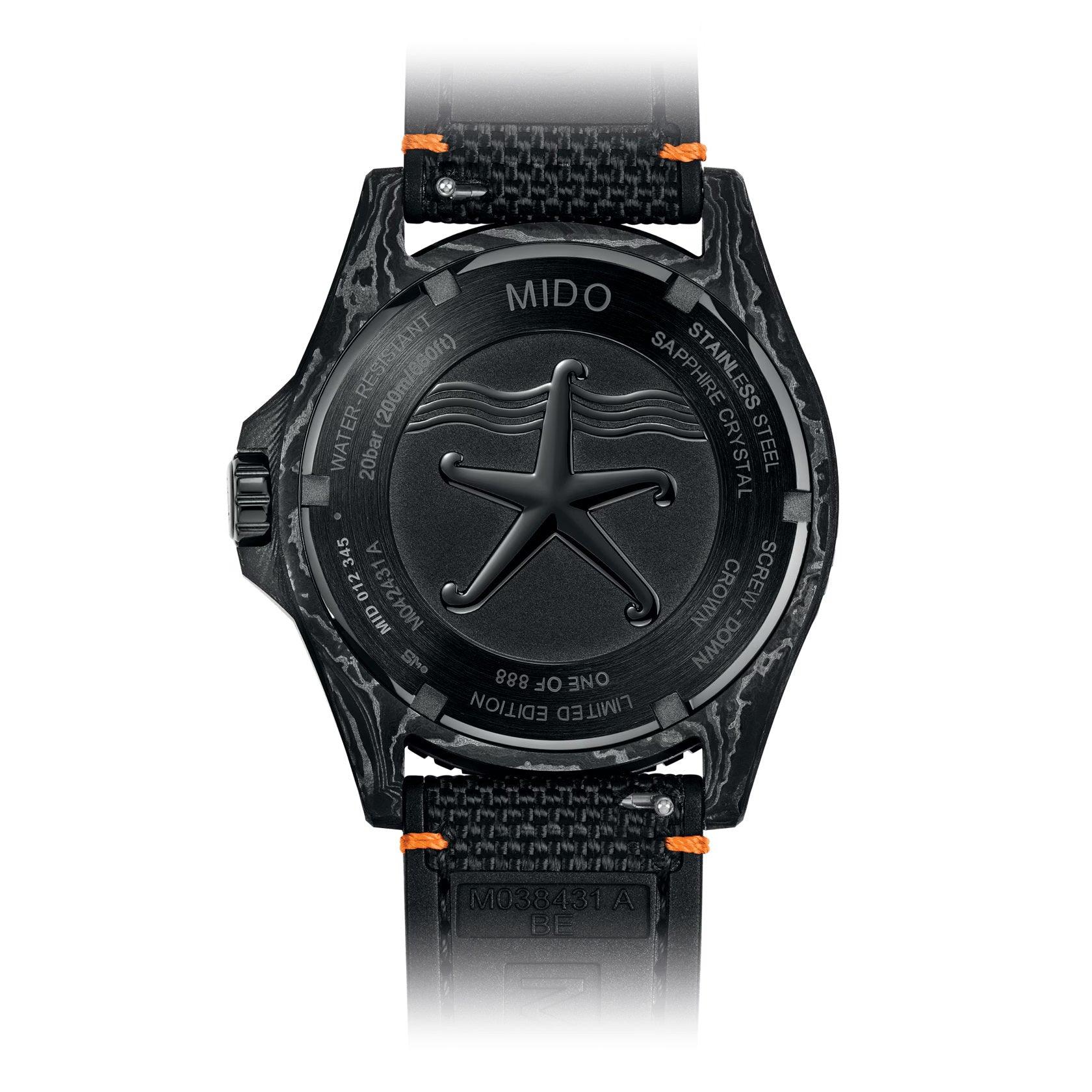 Orologio nero visto dal fondello con stella incisa e marcature sul retro in acciaio