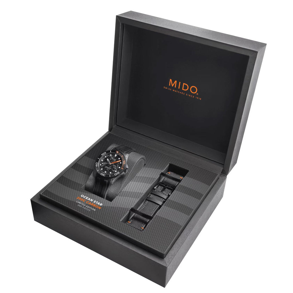 Orologio nero con scatola aperta e due cinturini, finitura in fibra di carbonio