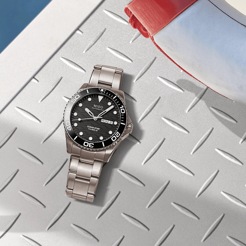 Orologio Mido Ocean Star 200C in titanio con quadrante nero e bracciale a maglie