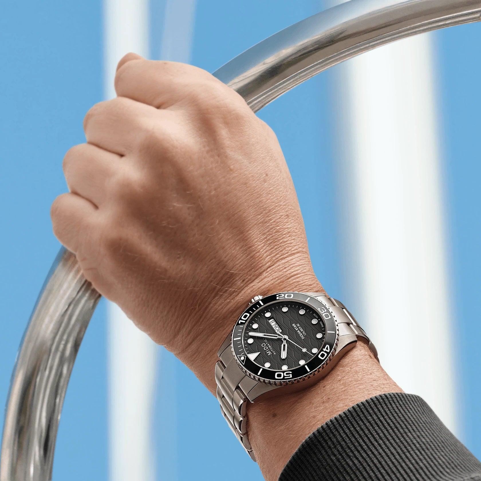 Orologio Mido Ocean Star 200C in titanio al polso, quadrante nero e lunetta nera