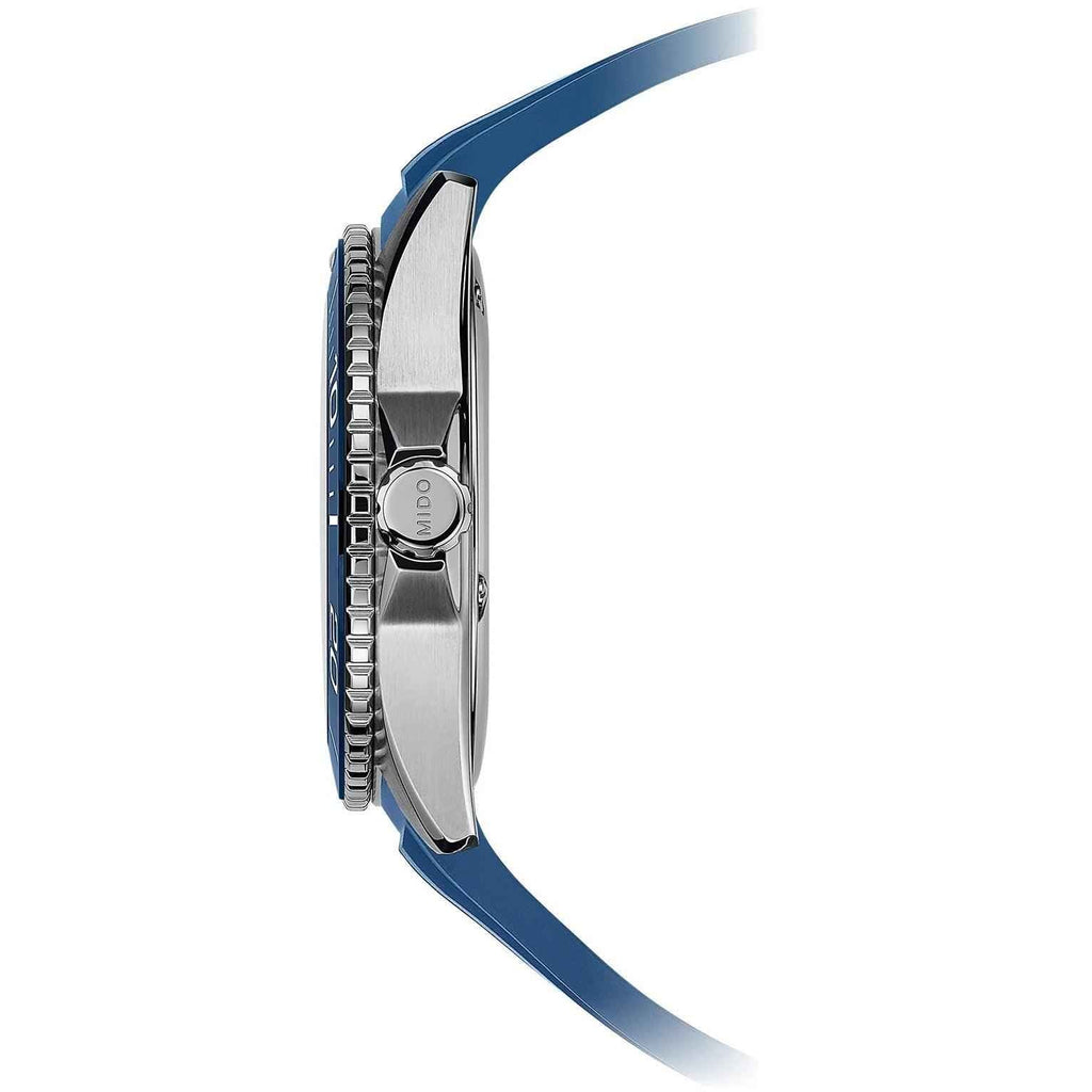 Profilo orologio subacqueo: cassa acciaio con corona e cinturino gomma blu