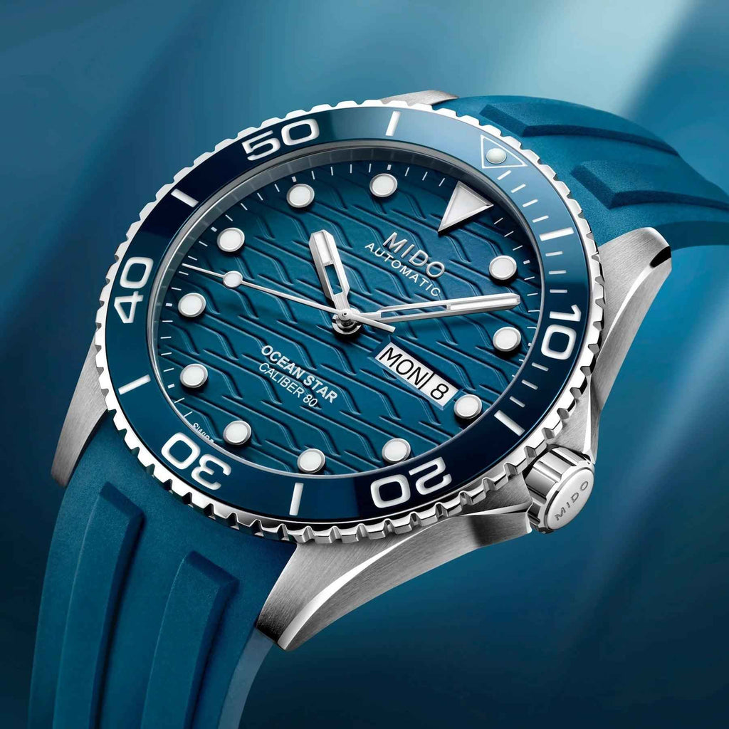 Orologio subacqueo blu con lunetta 50, quadrante ondulato e data MON 8