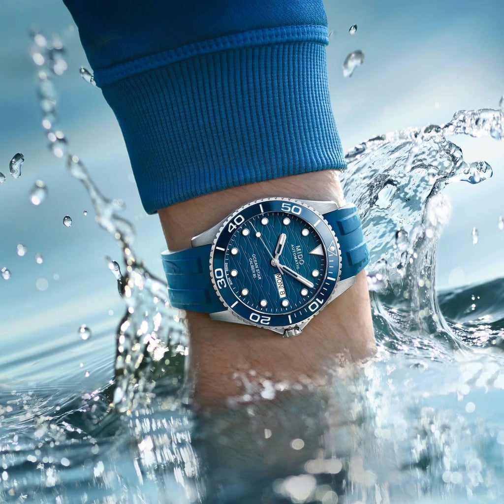 Orologio automatico 42 mm con quadrante blu e cinturino blu, bagnato nell’acqua