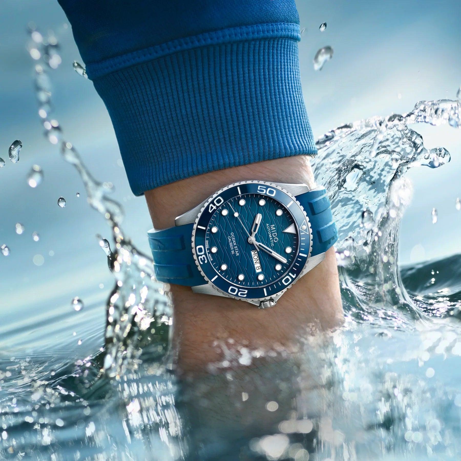 Orologio automatico 42 mm con quadrante blu e cinturino blu, bagnato nell’acqua