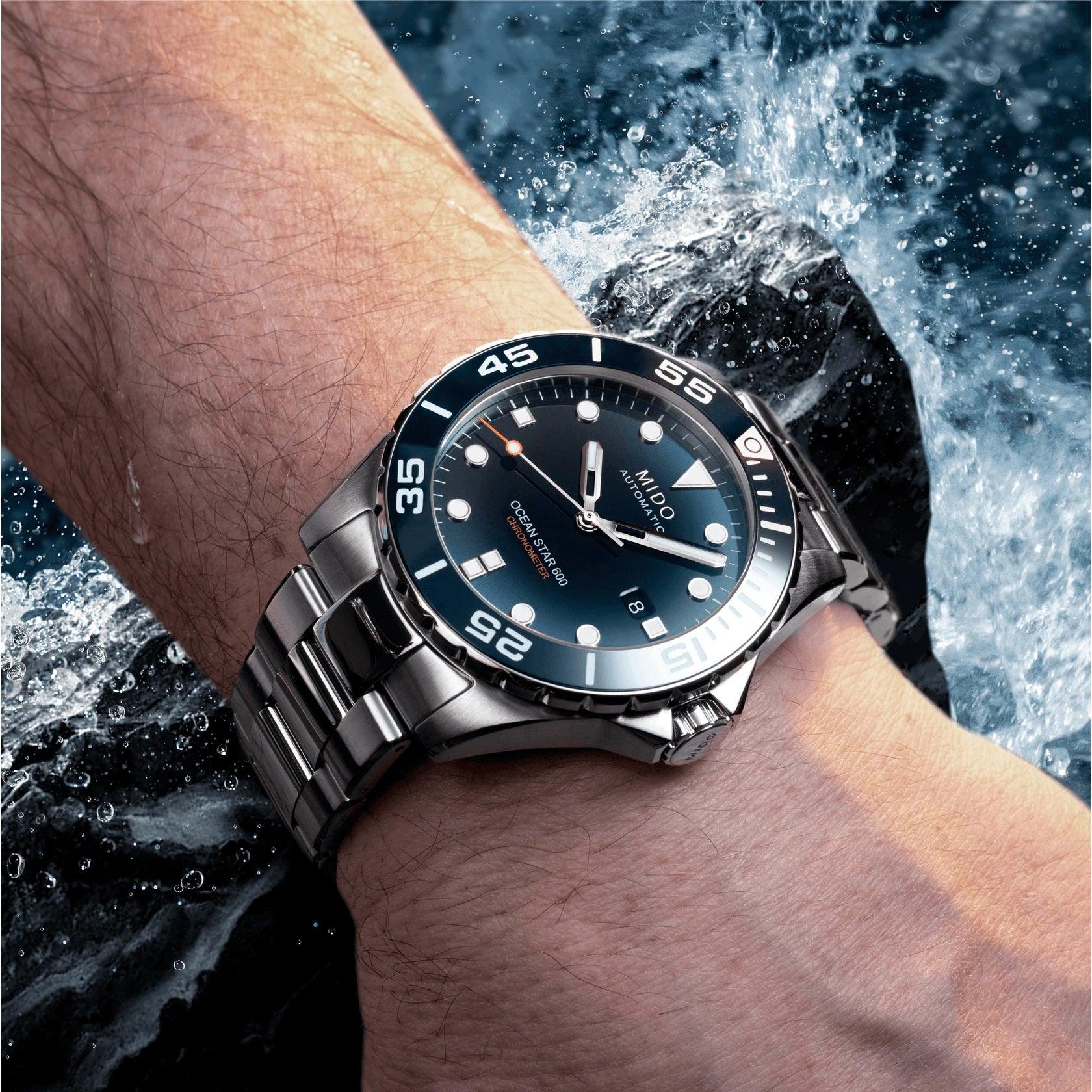 Orologio Mido Ocean Star 600 con quadrante blu e bracciale in acciaio, su polso