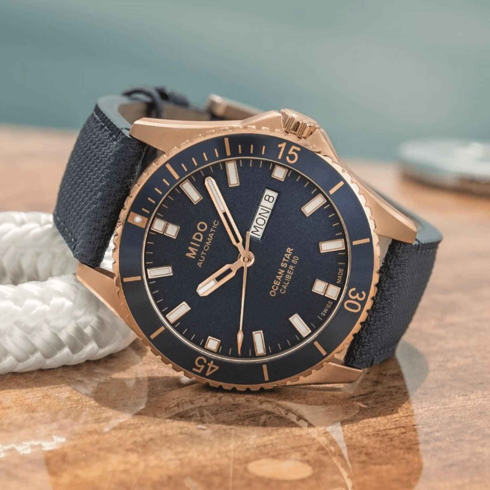 Orologio Mido Ocean Star con quadrante blu, datario e cinturino blu, cassa PVD rosé