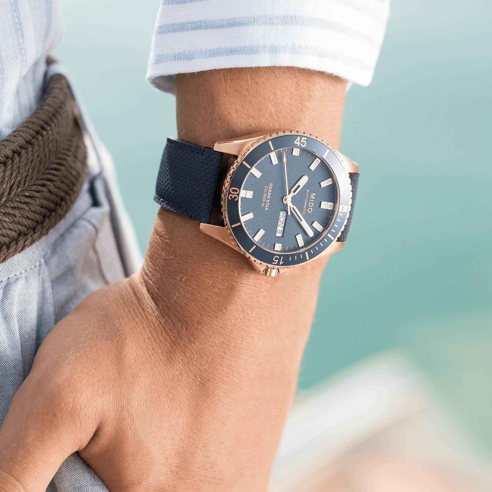 Orologio Mido Ocean Star su polso con quadrante blu e cinturino blu, lunetta rosé PVD