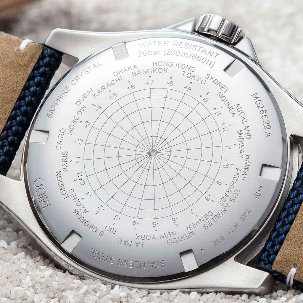 Cassa dell’orologio in acciaio con incisione mappa mondiale e cinturino blu