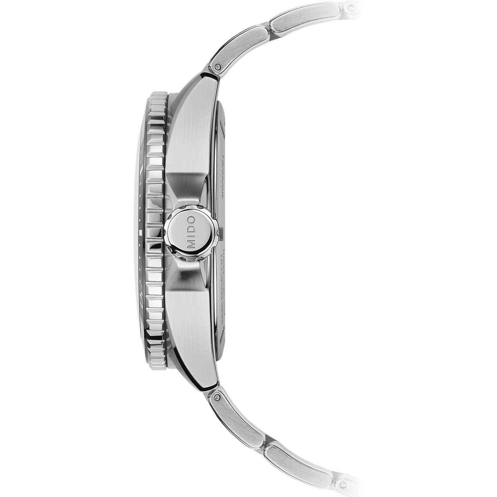 Orologio in acciaio visto di profilo, corona e maglie del bracciale
