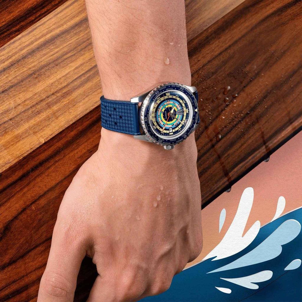 Orologio blu con bracciale in tessuto sul polso, quadrante multicolore