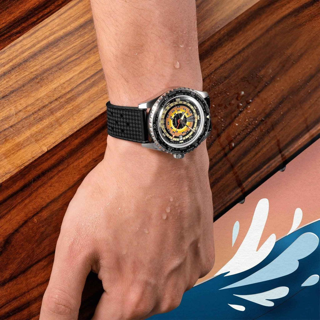 Orologio sub nero al polso con cinturino nero e cassa d’acciaio, quadrante arancione