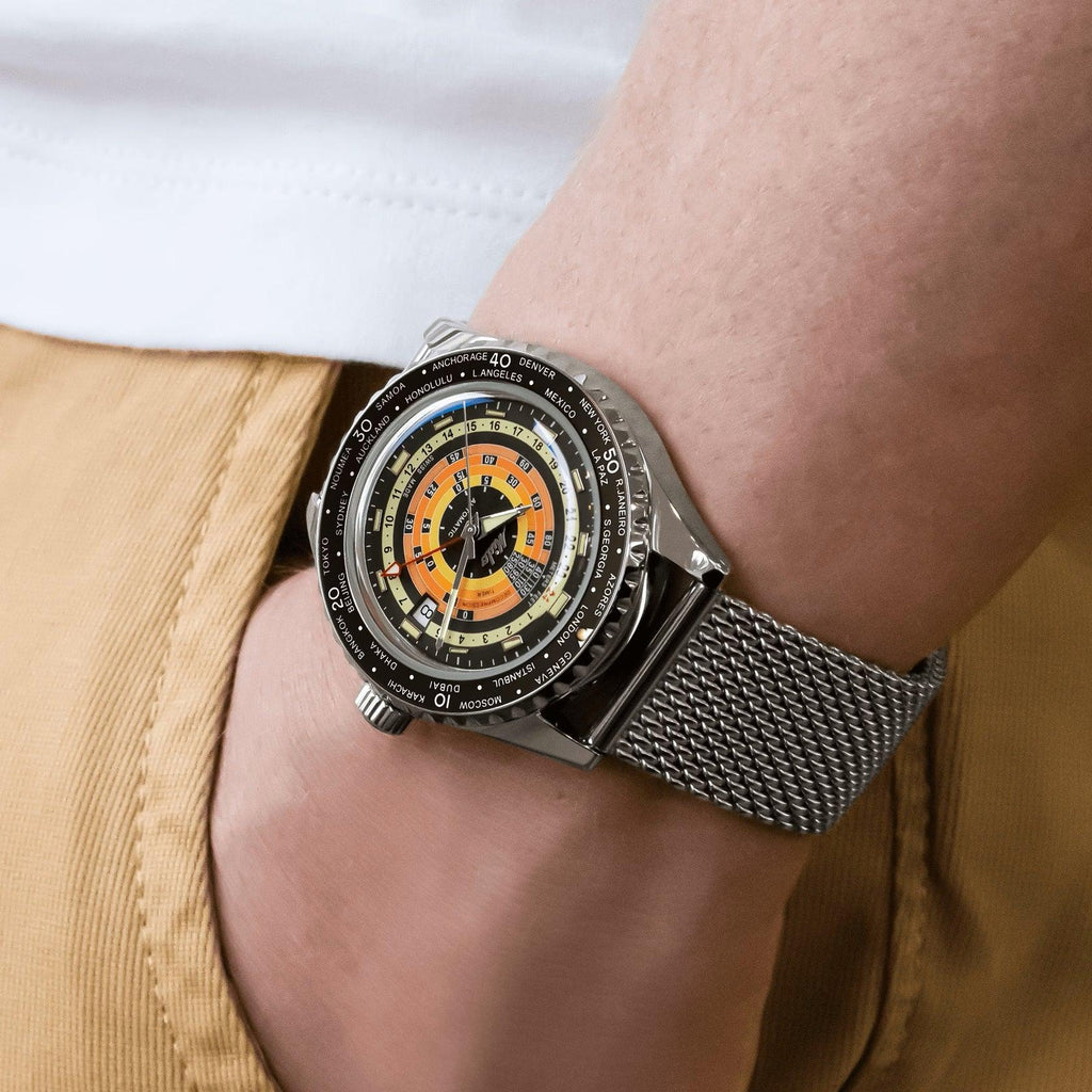 Orologio subacqueo nero con bracciale maglia metallica e quadrante multicolore