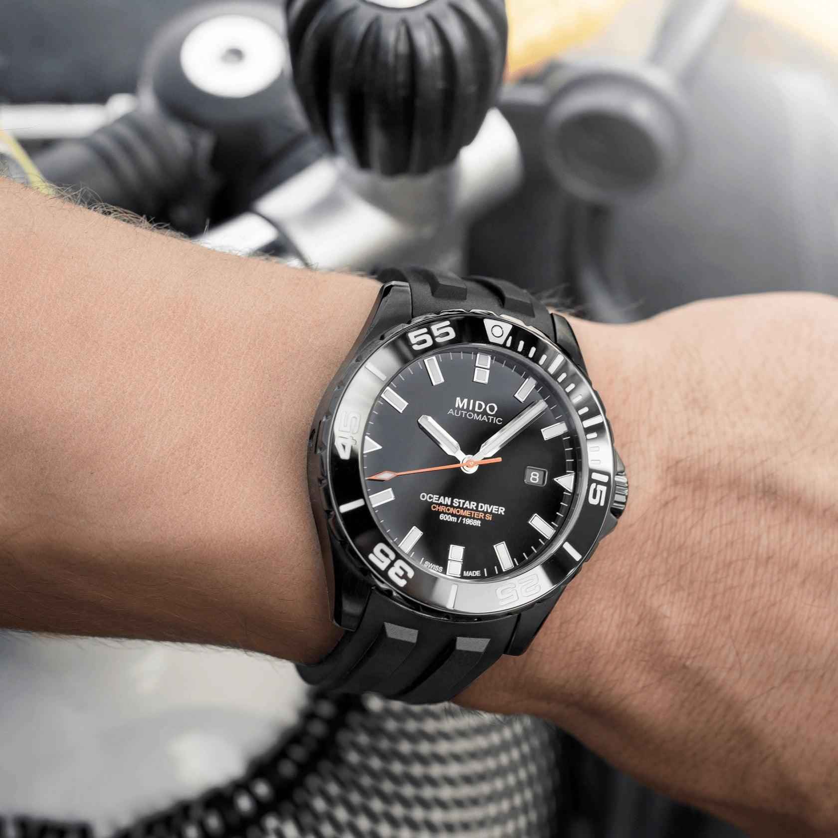 Orologio subacqueo Mido su polso: lunetta nera con indici e quadrante nero automatico