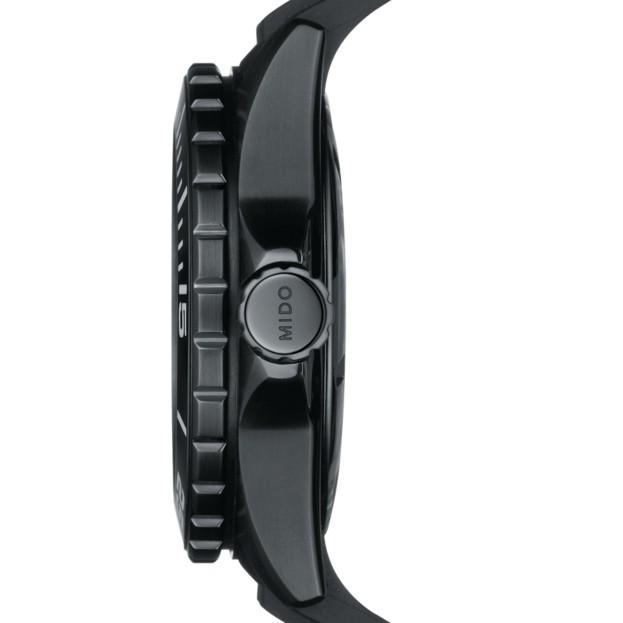 Orologio subacqueo Mido con cassa nera e bracciale in silicone, profilo laterale