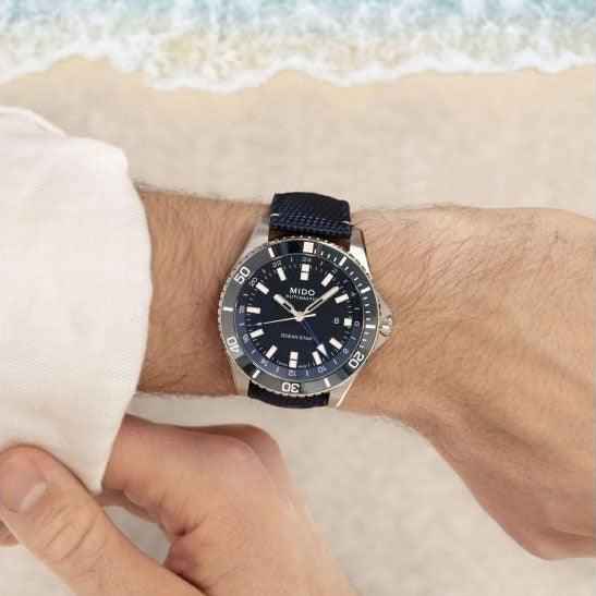 Orologio Mido GMT 44mm al polso, quadrante blu e cinturino tessile