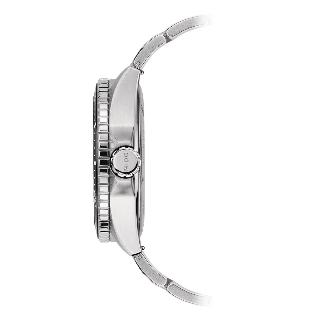Orologio automatico con cassa in acciaio e cinturino in maglie d’acciaio, vista laterale