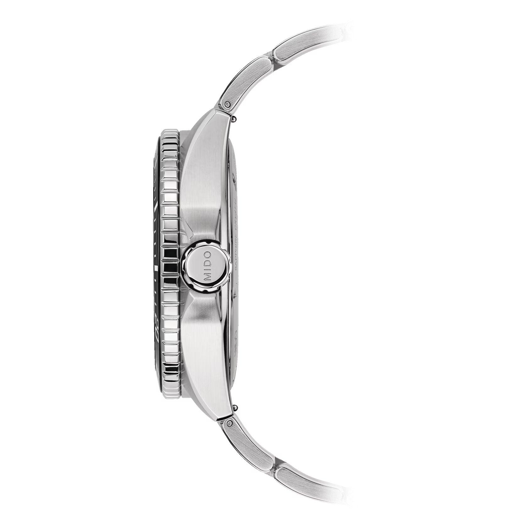 Orologio automatico con cassa in acciaio e cinturino in maglie d’acciaio, vista laterale