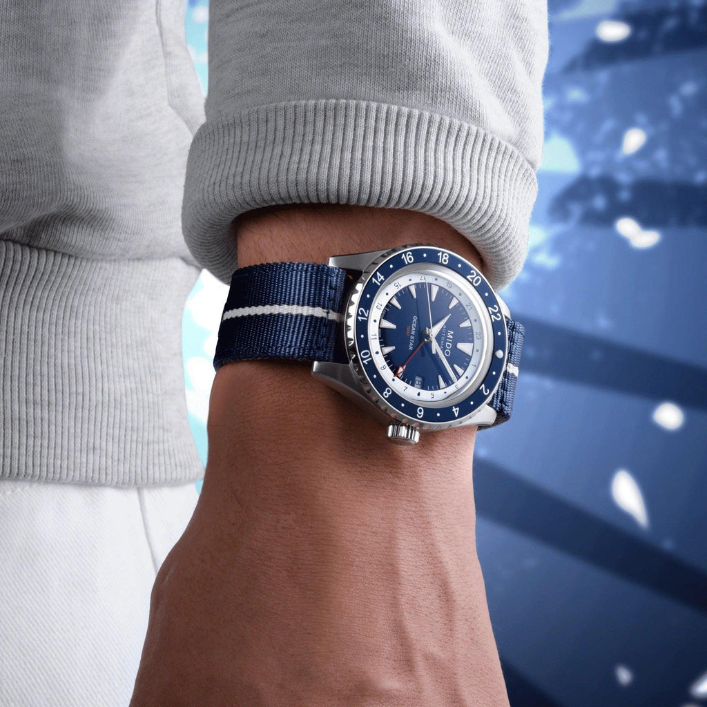 Orologio con cinturino in tessuto blu e quadrante analogico indossato