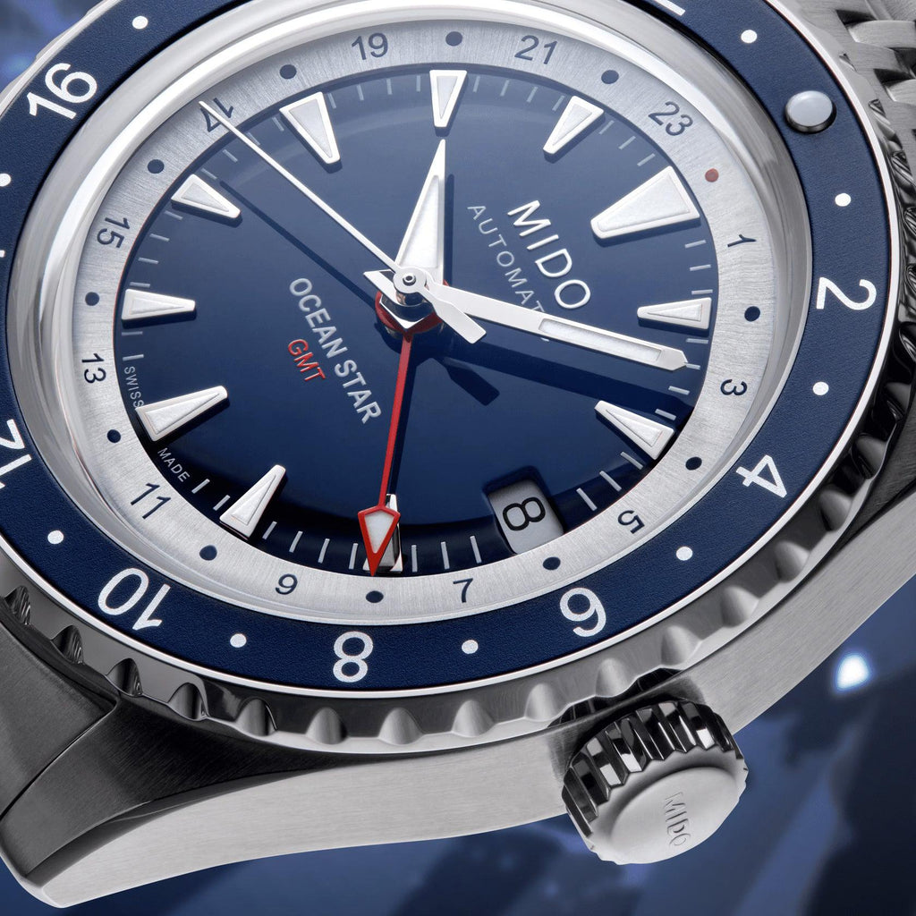 Orologio Ocean Star GMT con quadrante blu, lunetta e lancetta rossa in dettaglio