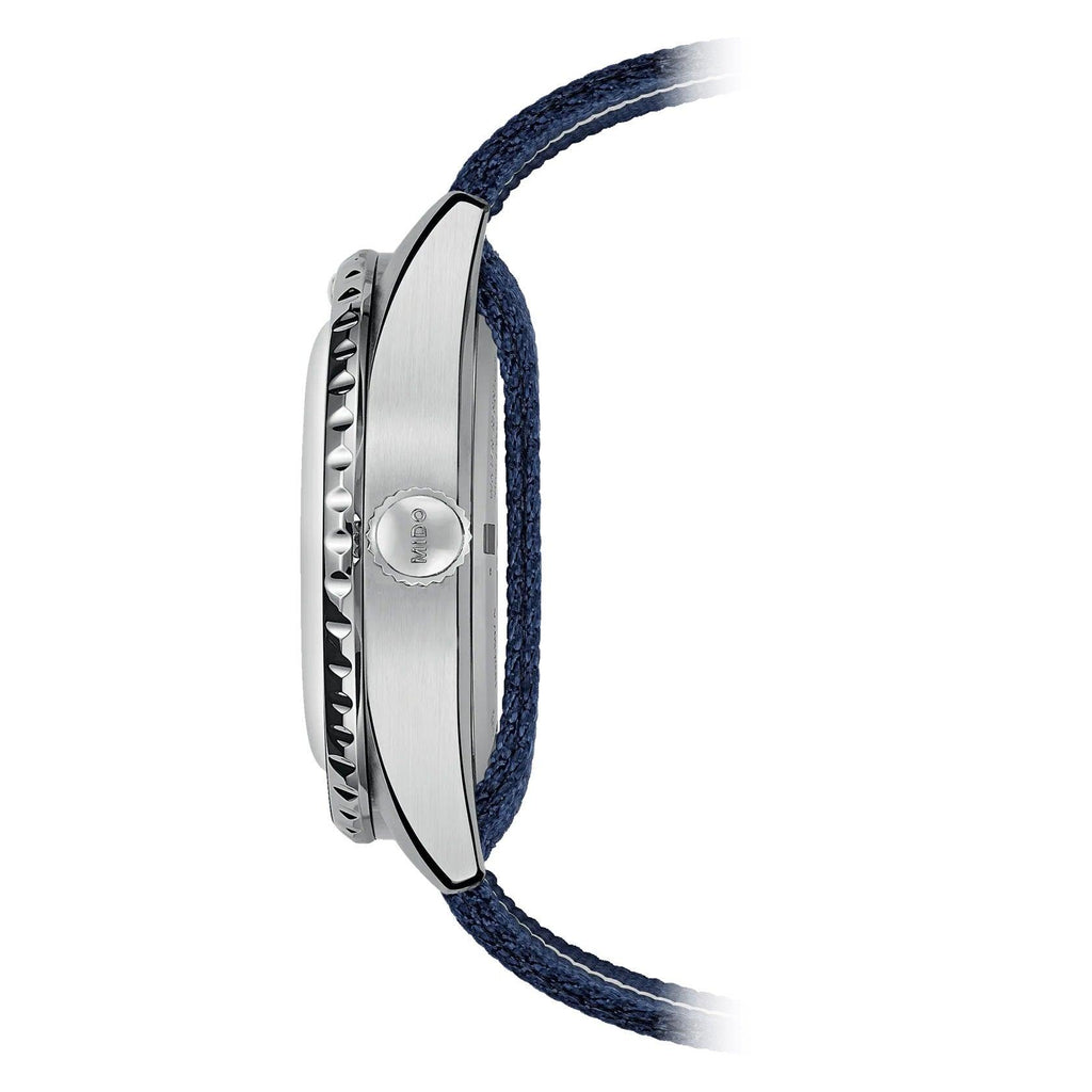 Orologio in acciaio con bracciale tessile blu e corona laterale in vista di profilo