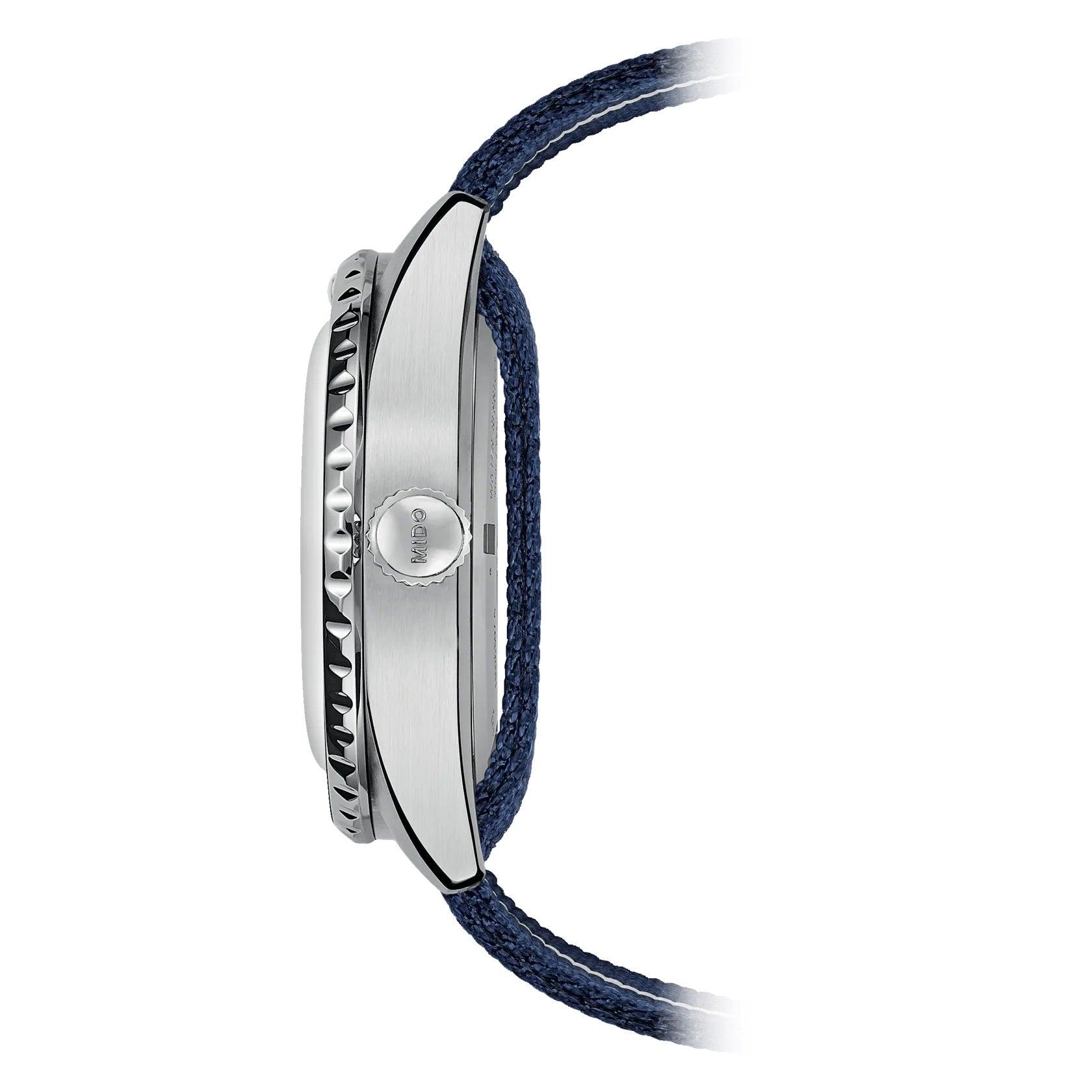 Orologio in acciaio con bracciale tessile blu e corona laterale in vista di profilo
