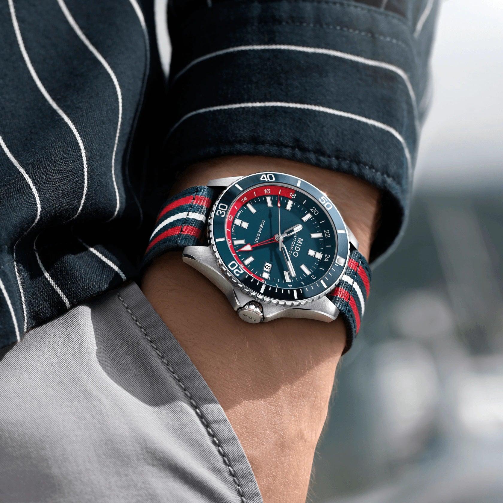 Orologio MIDO Ocean Star GMT sul polso, quadrante blu, cinturino a righe