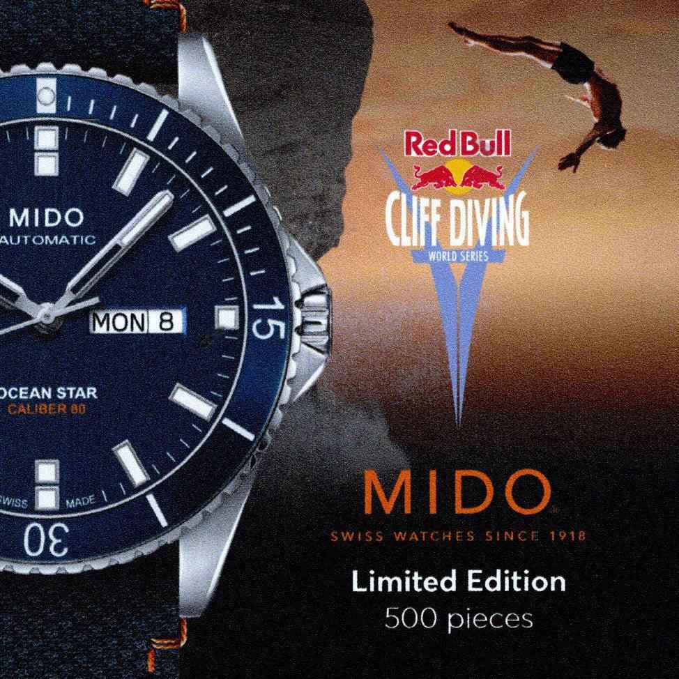 Orologio MIDO con quadrante blu e datario MON 8, lancette e indici bianchi