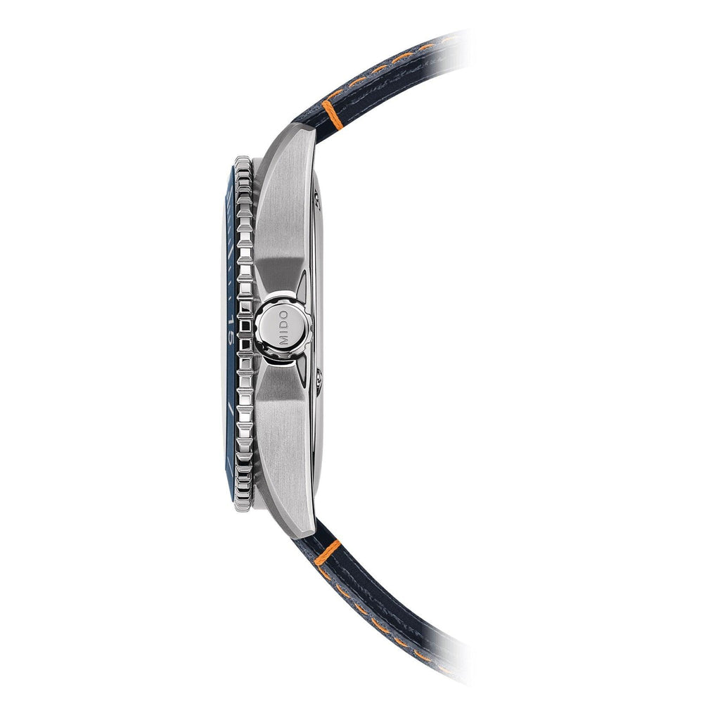 Orologio Mido, cassa in acciaio e quadrante blu, vista laterale, cinturino blu in tessuto