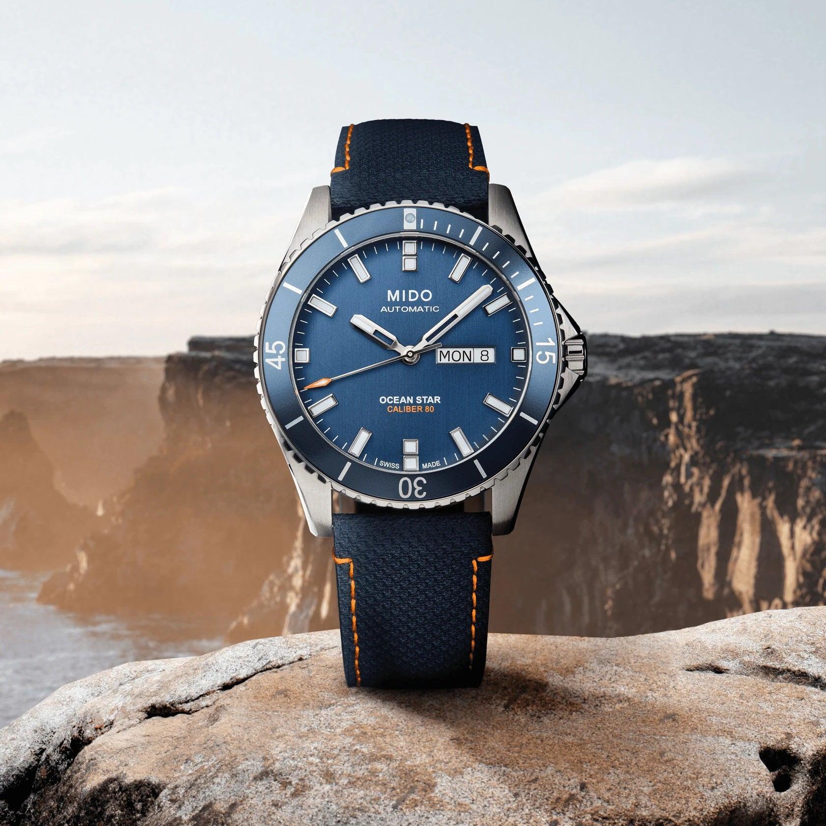 Orologio Mido Ocean Star con quadrante blu, indici e lancette, cinturino blu in tessuto
